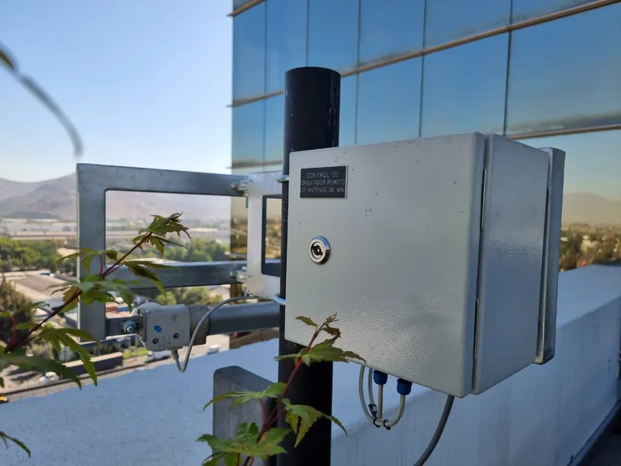 Gabinete de control cerrado con llave, montado en el pipe