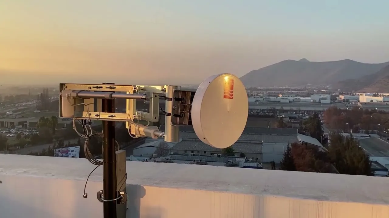 Posicionador con antena microondas instalado en azotea al atardecer