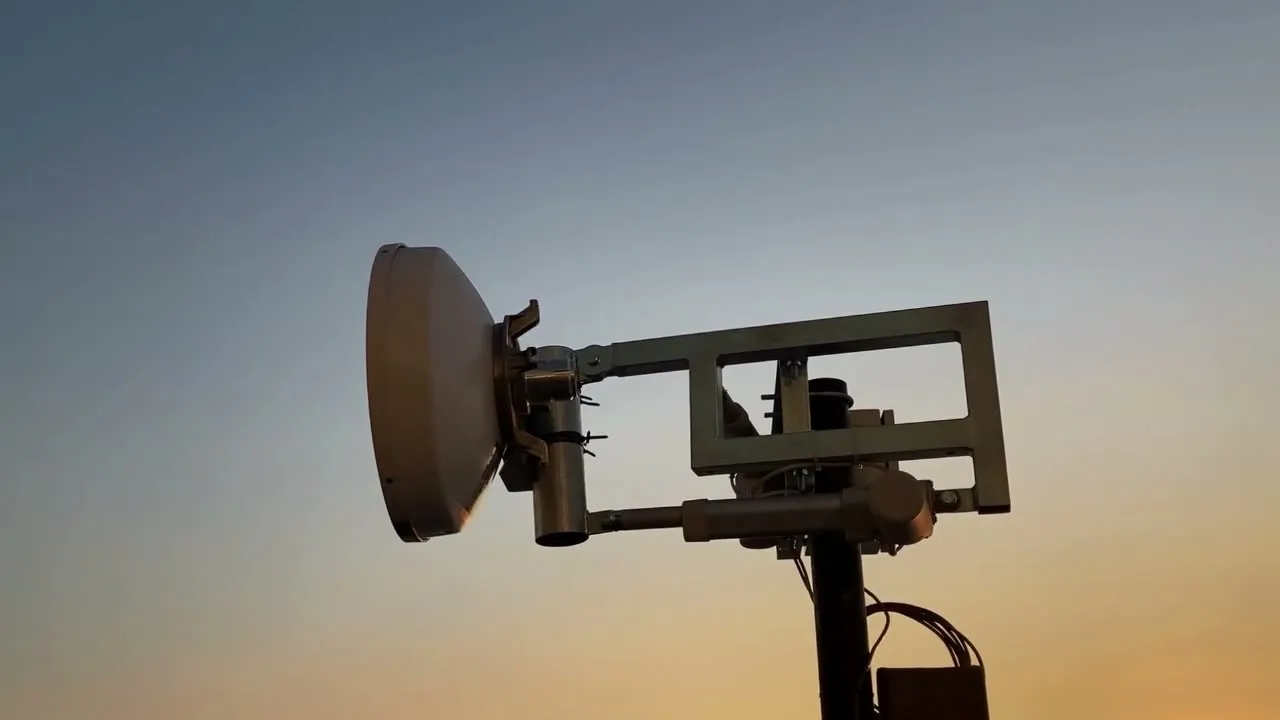 Silueta del posicionador con antena al atardecer